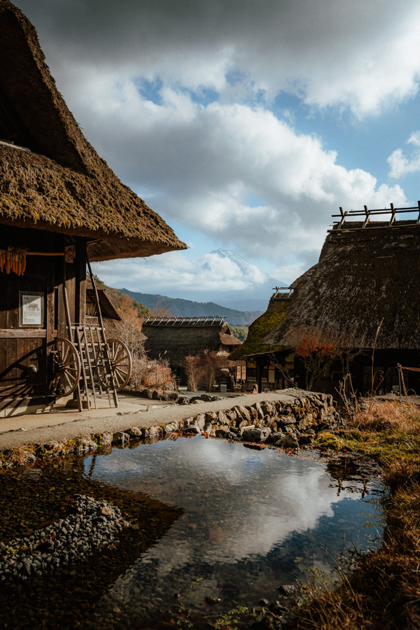 Case gasshō-zukuri sotto un cielo luminoso, Shirakawa-gō